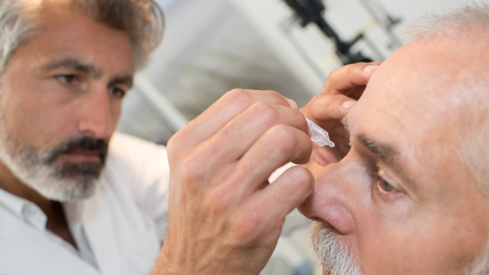 Ein Augenarzt bereitet einen Patienten auf die Glaukom Untersuchung vor