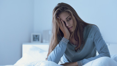Fatigue - Eine Frau kämpft gegen die quälende Müdigkeit