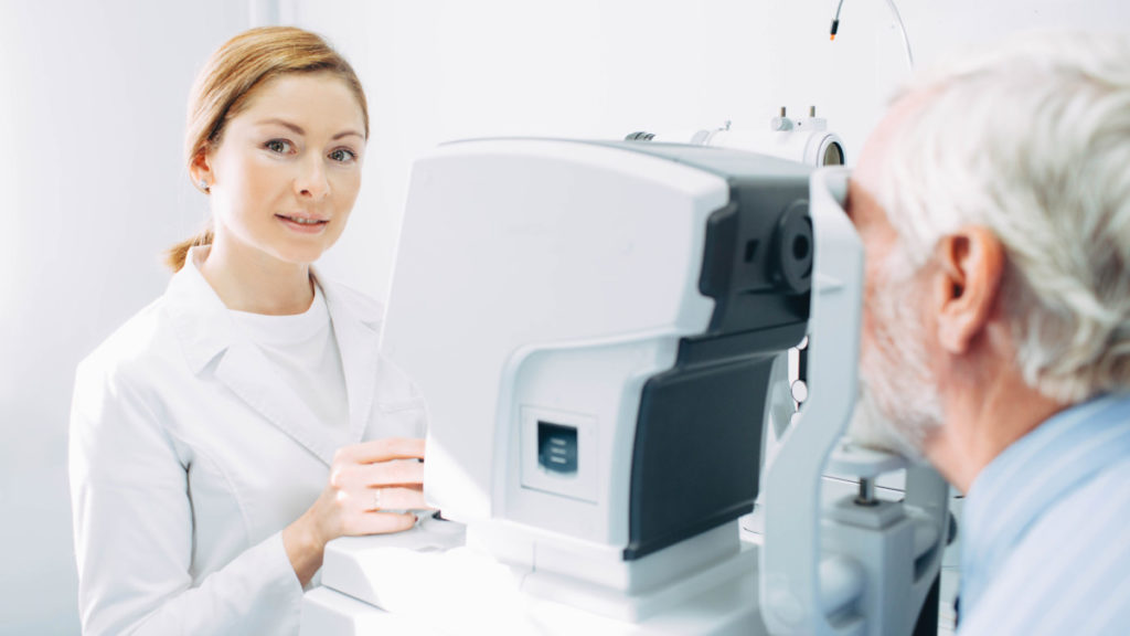 Diagnose AMD - Eine Augenärztin untersucht einen Patienten