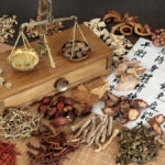 Ein Tisch voller Kräuter aus der Traditionellen Chinesischen Medizin