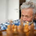 Beim Schach zählt auch die Erfahrung dieses Senioren vor den Spielfiguren