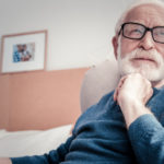 Ein Senior denkt angestrengt nach - im Alter lässt die Gehirnleistung nach