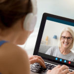 Eine Psychotherapeutin spricht per Video Call mit einer jungen Frau
