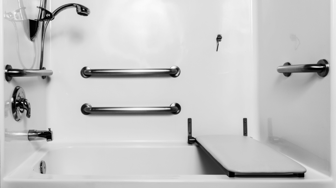 Im Badezimmer können Haltegriffe und Sitze das Leben für MS-Patienten erleichtern.