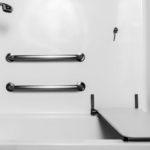Im Badezimmer können Haltegriffe und Sitze das Leben für MS-Patienten erleichtern.